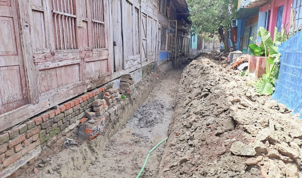 চাকরি বাঁচাতে প্রকল্পের টাকা ফেরৎ দিলেন ইউএনও, কাজ শুরু 1 sharonkhola