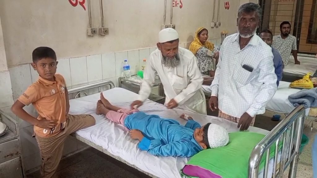 দেয়াল ভেঙে ট্রাক মাদ্রাসার ভিতরে, আহত ১৪ শিক্ষার্থী 1 Lalmonirhat Pic 03