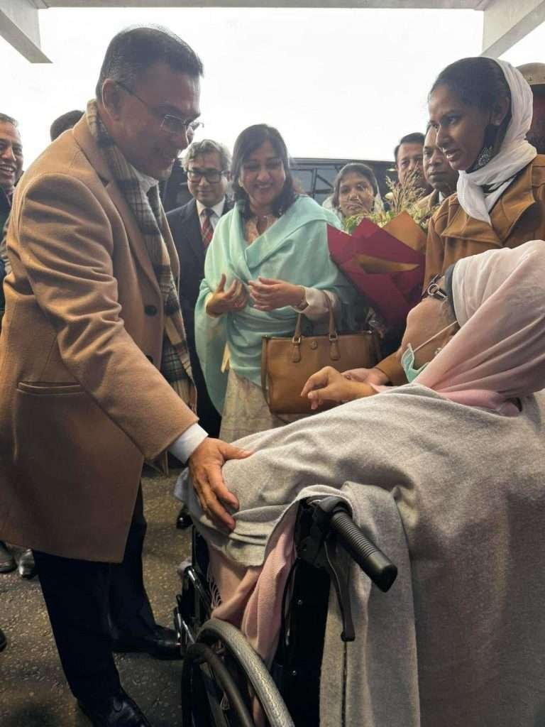 মাকে জড়িয়ে ধরলেন তারেক রহমান 1 1 2 2