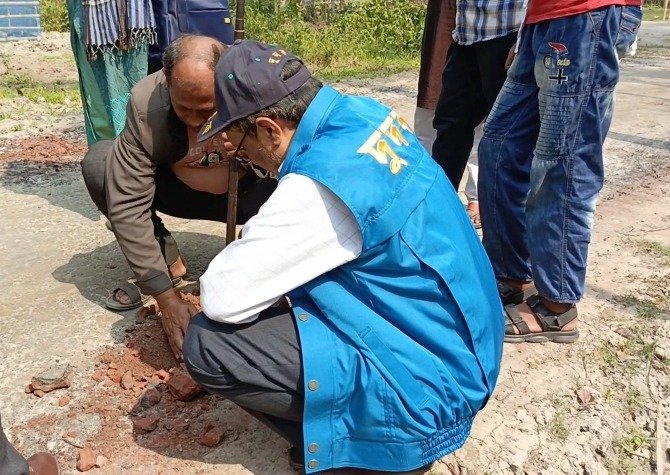 সড়কে নিম্নমানের খোয়া, দু' দকের অভিযান 1 Bagerhat Photo 1 12. 02. 2025