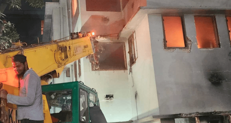 বুলডোজার দিয়ে ভাঙা হচ্ছে ৩২ নম্বরের বাড়ি 1 bbb