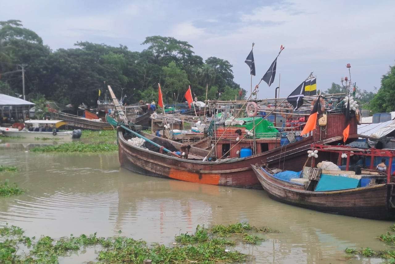 বৈরী আবহাওয়ায় উত্তাল রয়েছে বঙ্গোপসাগর। ইলিশ আহরণ বন্ধ করে এভাবে শত শত ফিশিং ট্রলার সাগর থেকে ফিরে নিরাপদে আশ্রয় নিয়েছে উপকূলে। বুধবার (২০ আগস্ট) দুপুরে বাগেরহাটের শরণখোলা মৎস্য অবতরণ কেন্দ্রের ঘাটে নোঙর করা ট্রলার বহর-ছবি : আবু হানিফ