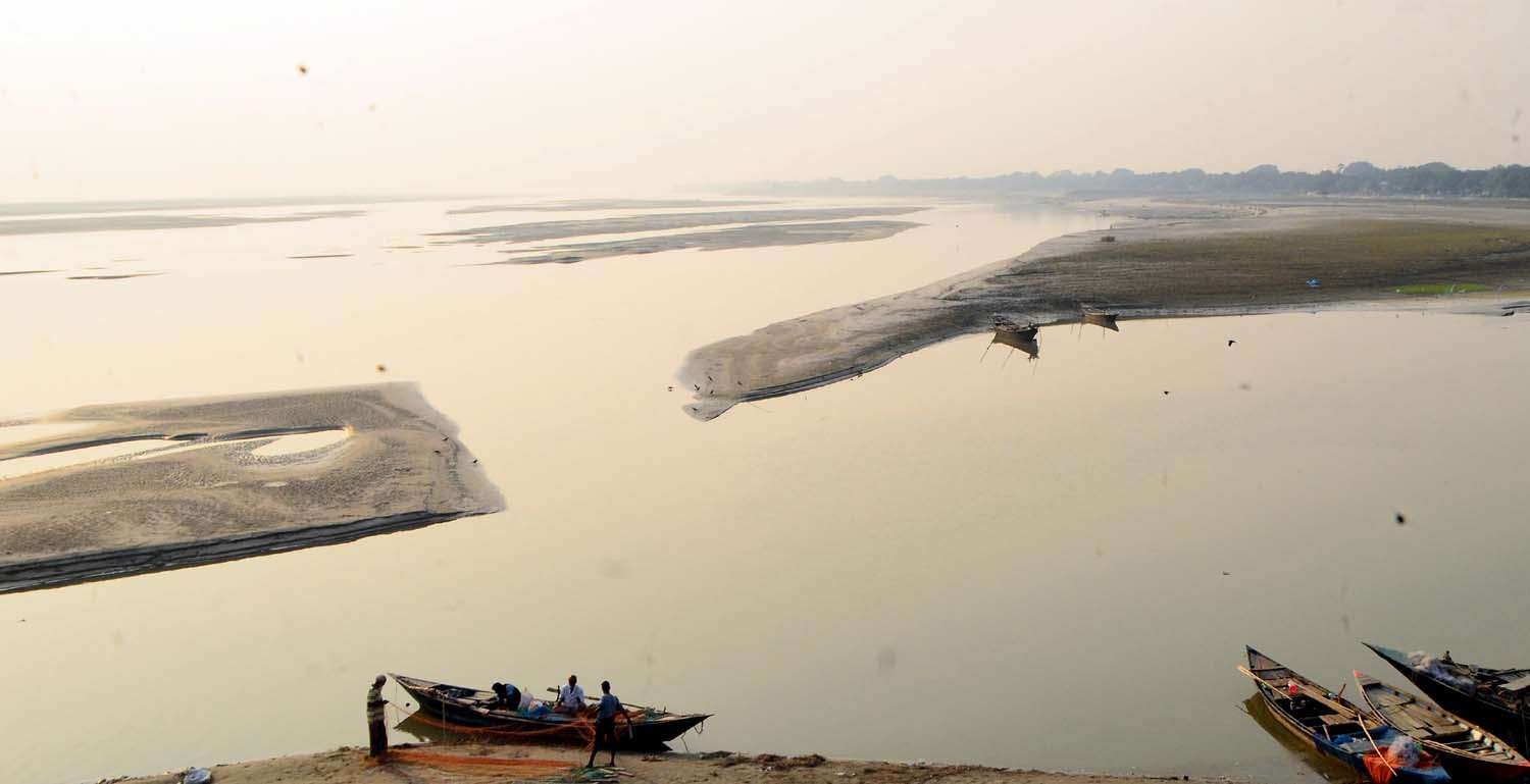 পদ্মায় জেগে উঠেছে অসংখ্য চর