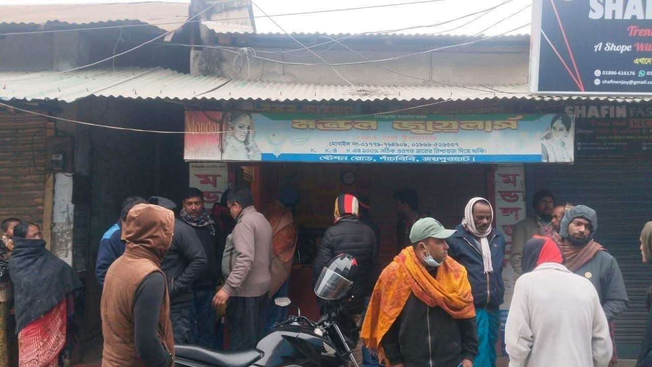 নৈশ প্রহরীকে বেঁধে স্বর্ণের দোকানে দুর্ধর্ষ ডাকাতি ডাকাতি বাংলা-টাইমস